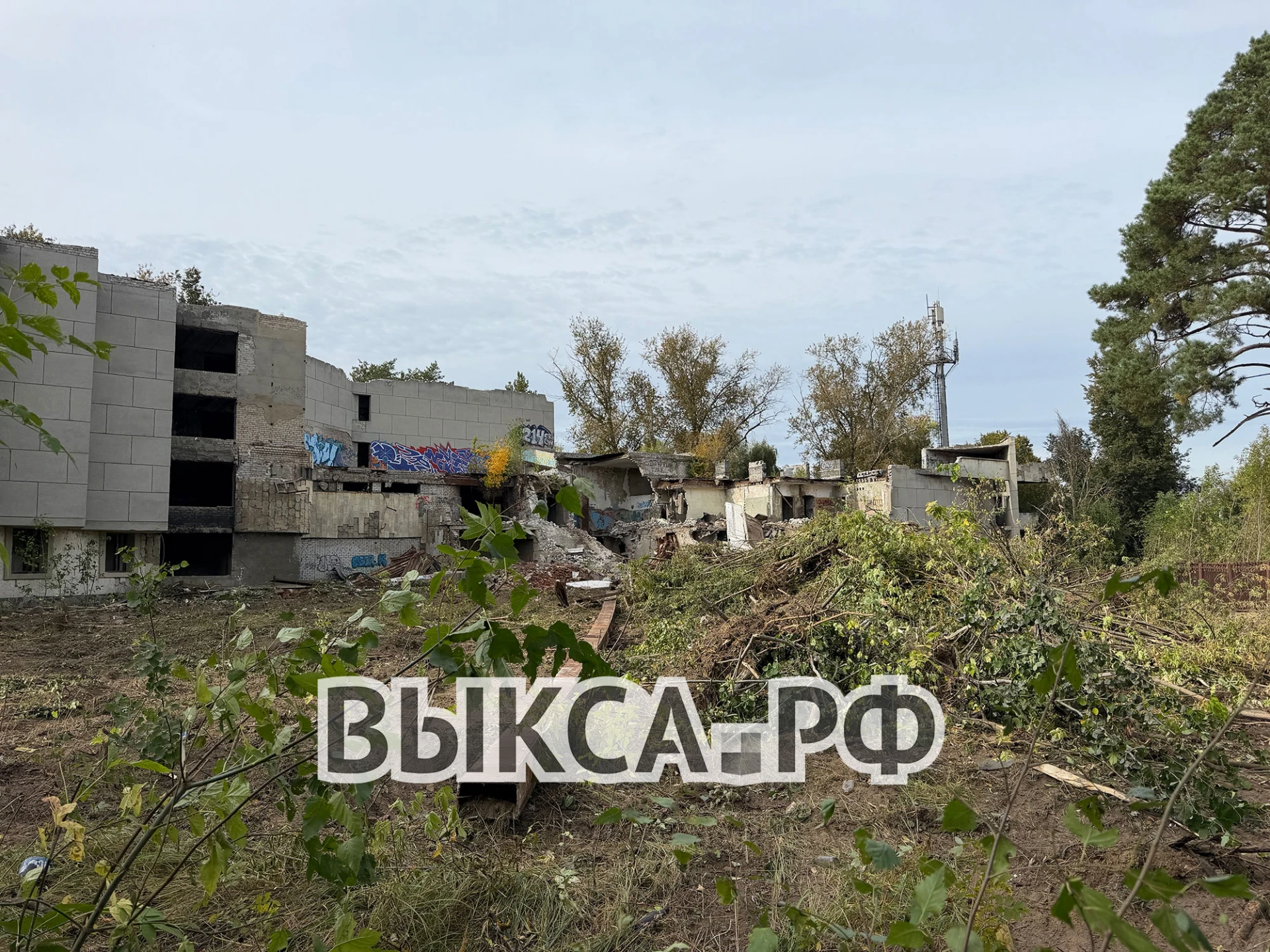 ⚠️ На улице Белякова сносят здание бывшего профилактория ДРО