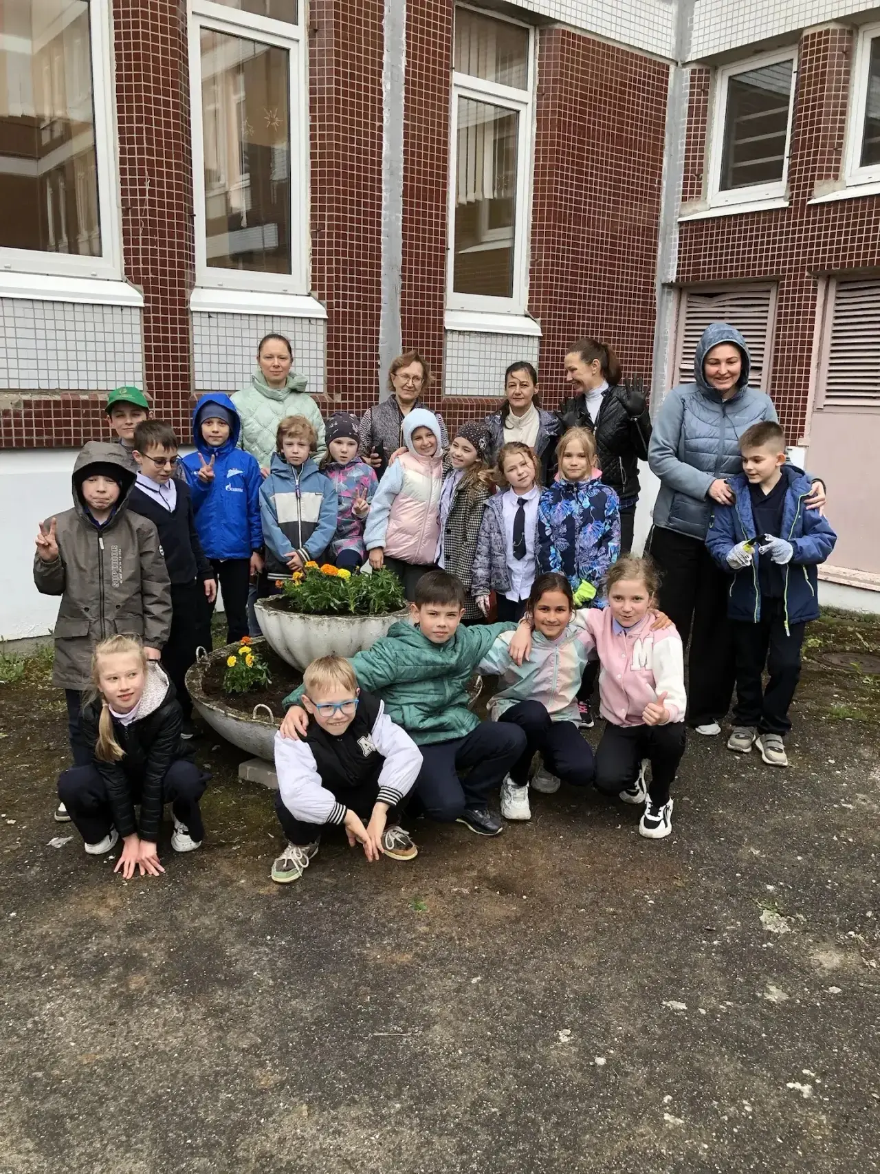 Оформление пространства школьного двора учениками второй параллели🪴💐