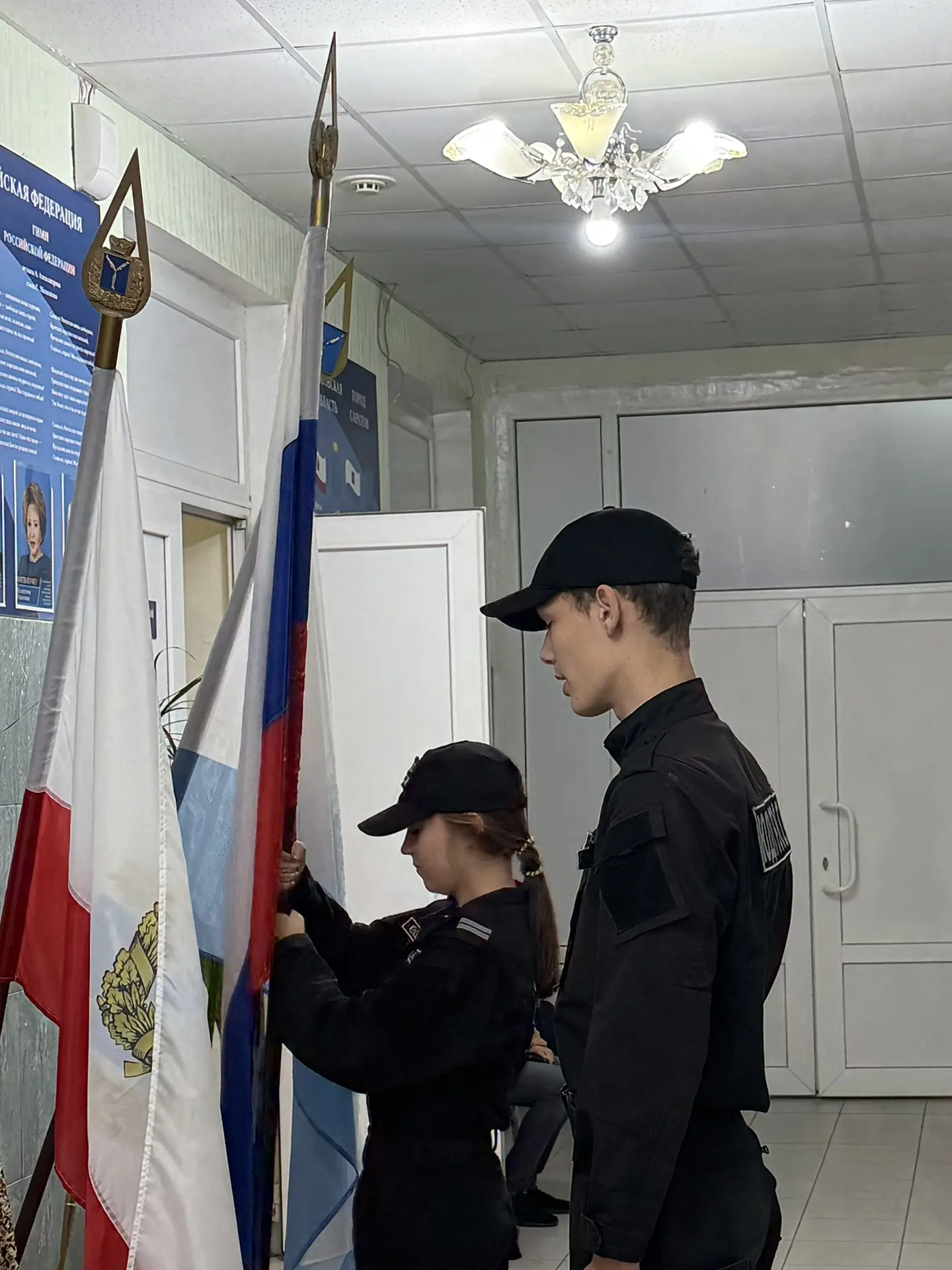 Торжественная линейка открыла неделю в гимназии: вынос флага РФ и исполнение гимна🇷🇺