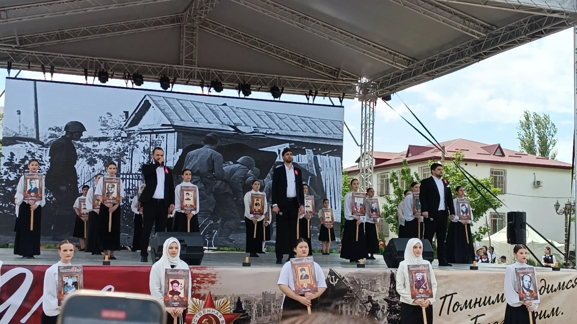 На площади им. Батырмурзаева сегодня прошел праздник в честь Дня Победы, 9 мая. Мероприятие собрало 