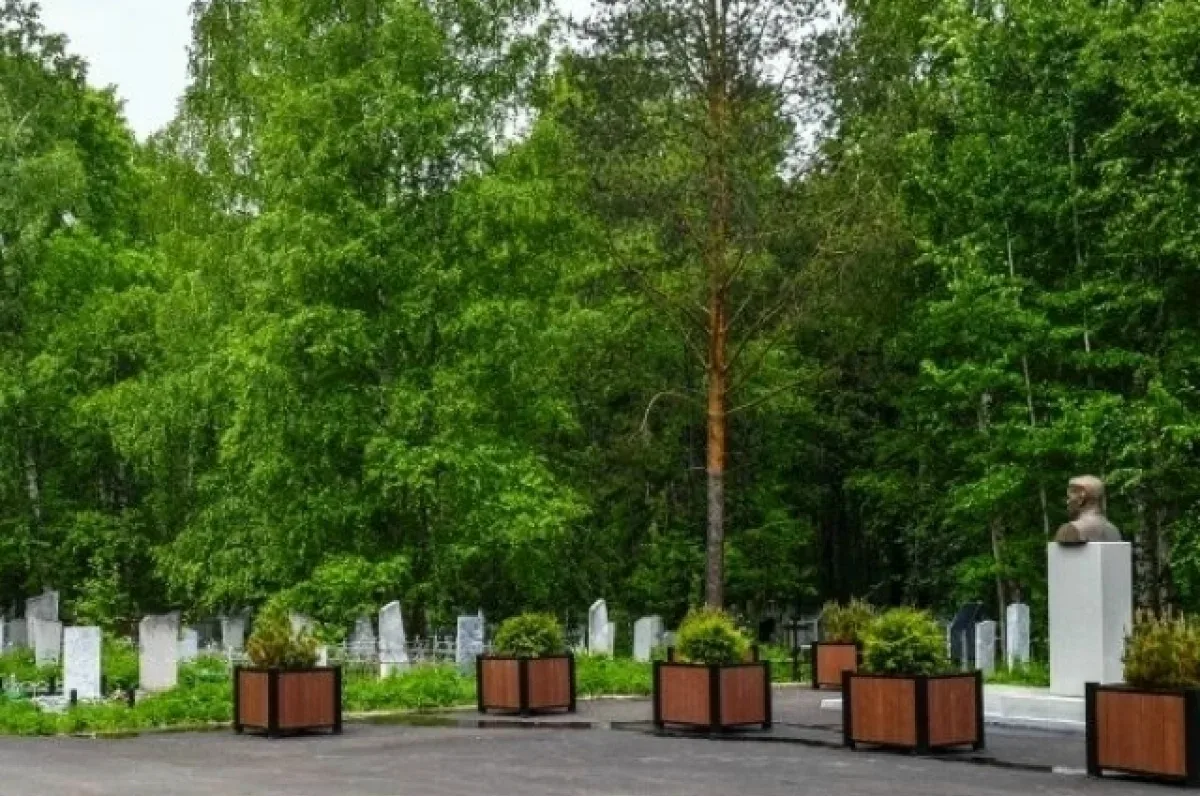 Работы по благоустройству ведутся на городских кладбищах Перми. 
 
Как рассказали в администрации го