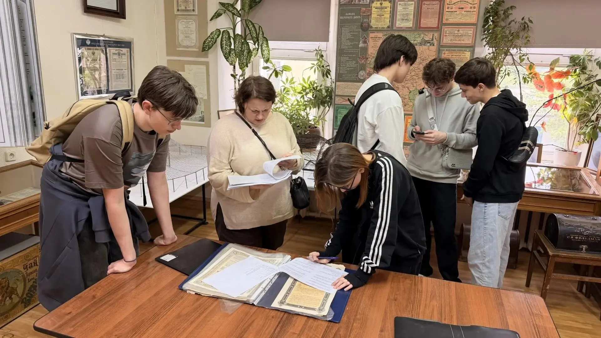 🔎 Урок-расследование в музее: 10 «Б» изучает историю финансов  В рамках проекта «Учебный день в музе