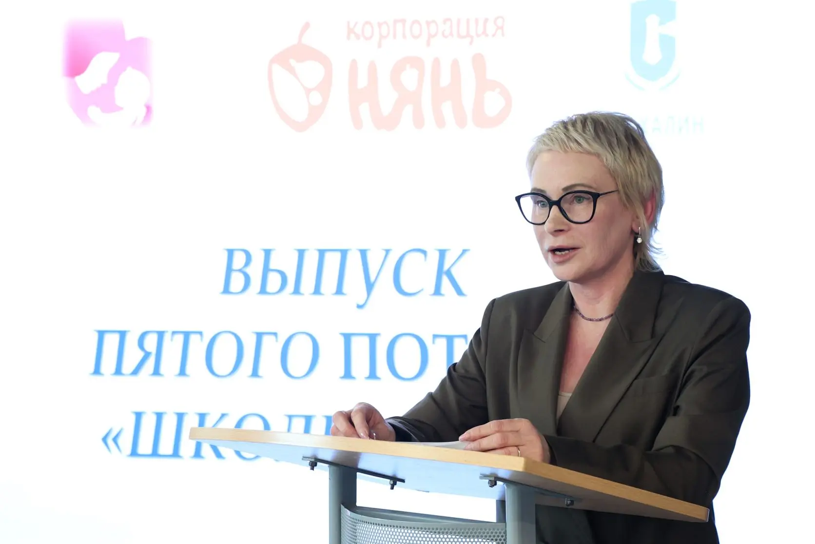 🎓 В СахГУ торжественно вручили дипломы выпускникам «Школы нянь»!  В уютном зале Приёмной комиссии ун