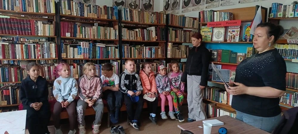 🇷🇺 Непоседы в сельской библиотеке!

Отряд «Непоседы» на днях посетил сельскую библиотеку, где для 
