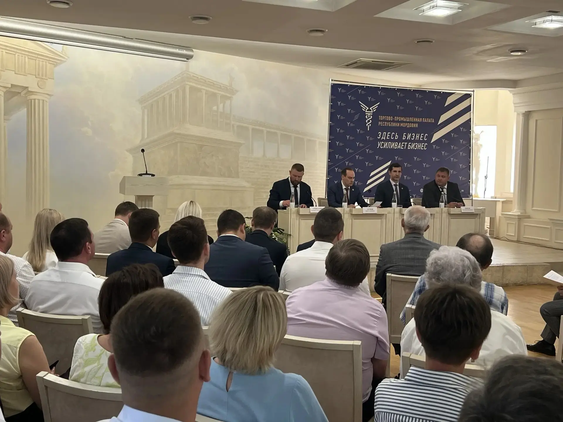 На очередной встрече с председателями советов многоквартирных домов Глава Мордовии Артё...