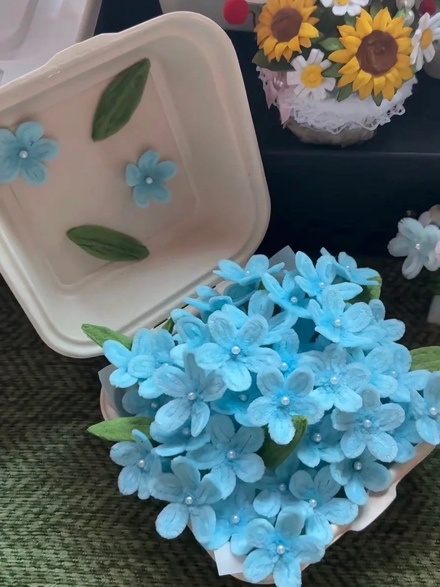 Еще одна крутая идея подарка для любого повода 💐  Нежные цветы, аккуратно упакованные в коробочку, б