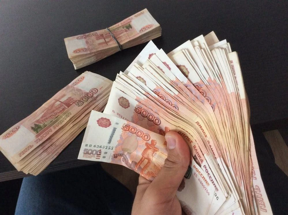 💵 До 250 тысяч в месяц: россиянки назвали идеальный доход мужчины для отношений