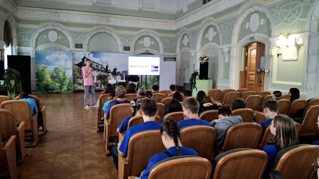🔥 Сегодня у нас случился настоящий марафон событий — целых 2 масштабные встречи! 

📱 Первая смена: