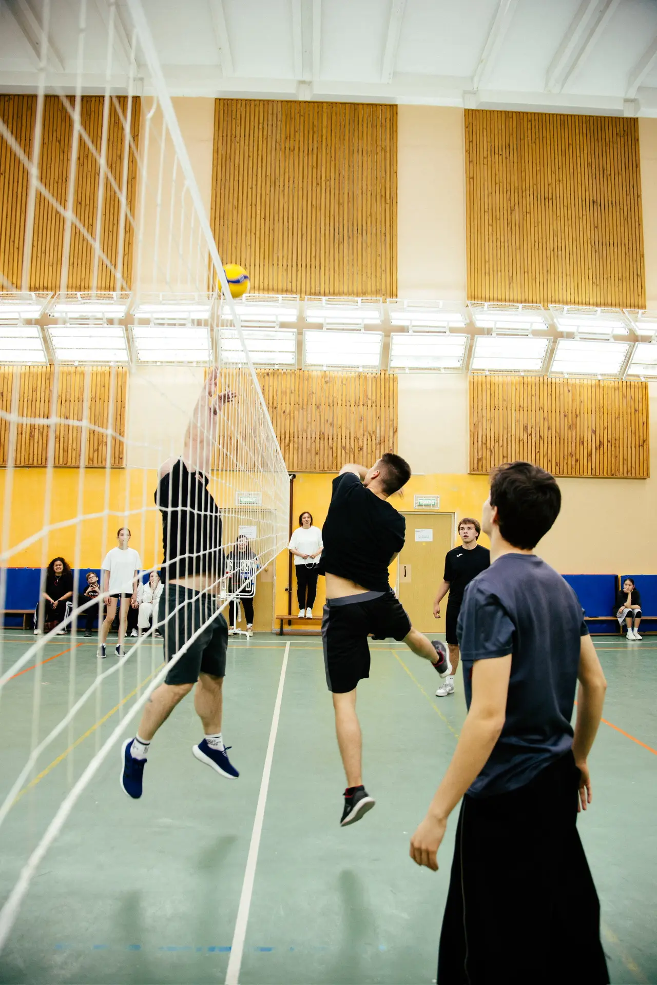 🏐 Больше, чем просто матч  🤩 В школе прошёл товарищеский матч по волейболу, где на одной площадке вс