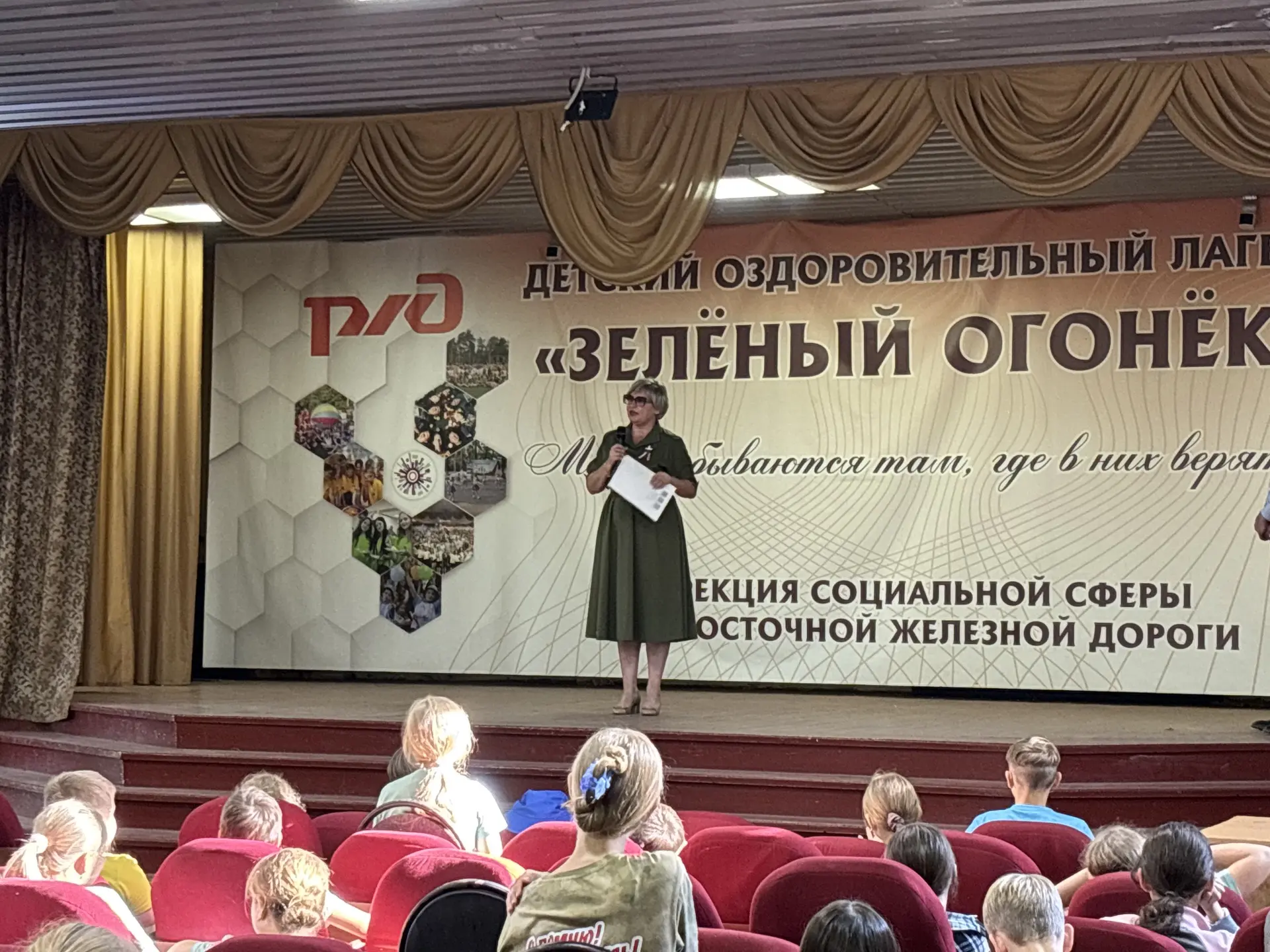 «Белый, синий, красный — цвета, за которыми стоят наши отцы и братья»: что узнали о рос...
