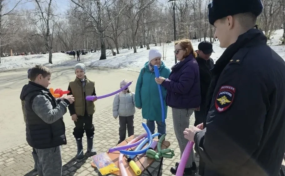 🏃‍➡️👮🏻‍♂️В барнаульском парке прошла «Зарядка со стражем порядка»    Полицейские и спортсмены заряди