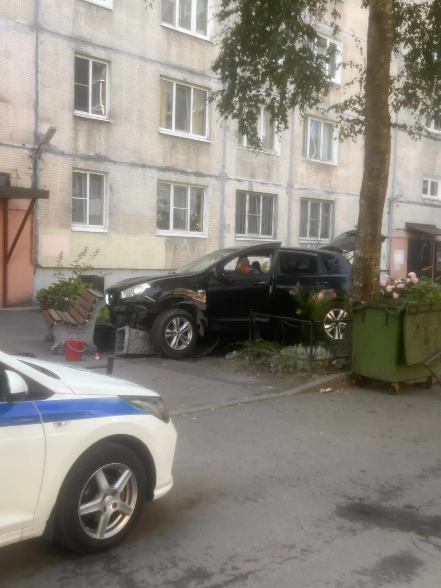 "Картина маслом" во дворе дома 8 на Олеко Дундича.