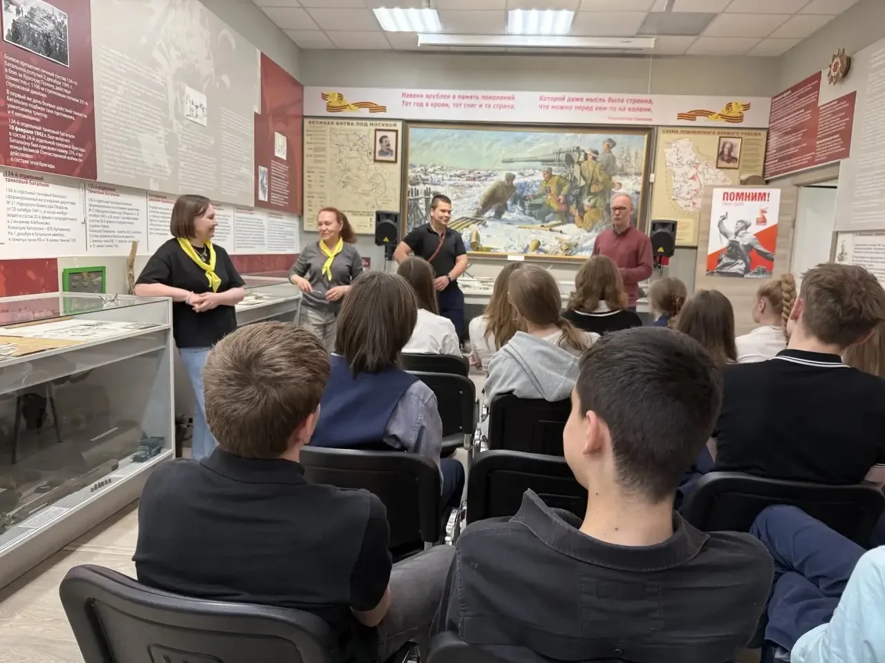 📣 Ребята из 8Б класса отправились в увлекательное путешествие по страницам истории! 📖  В музее истор