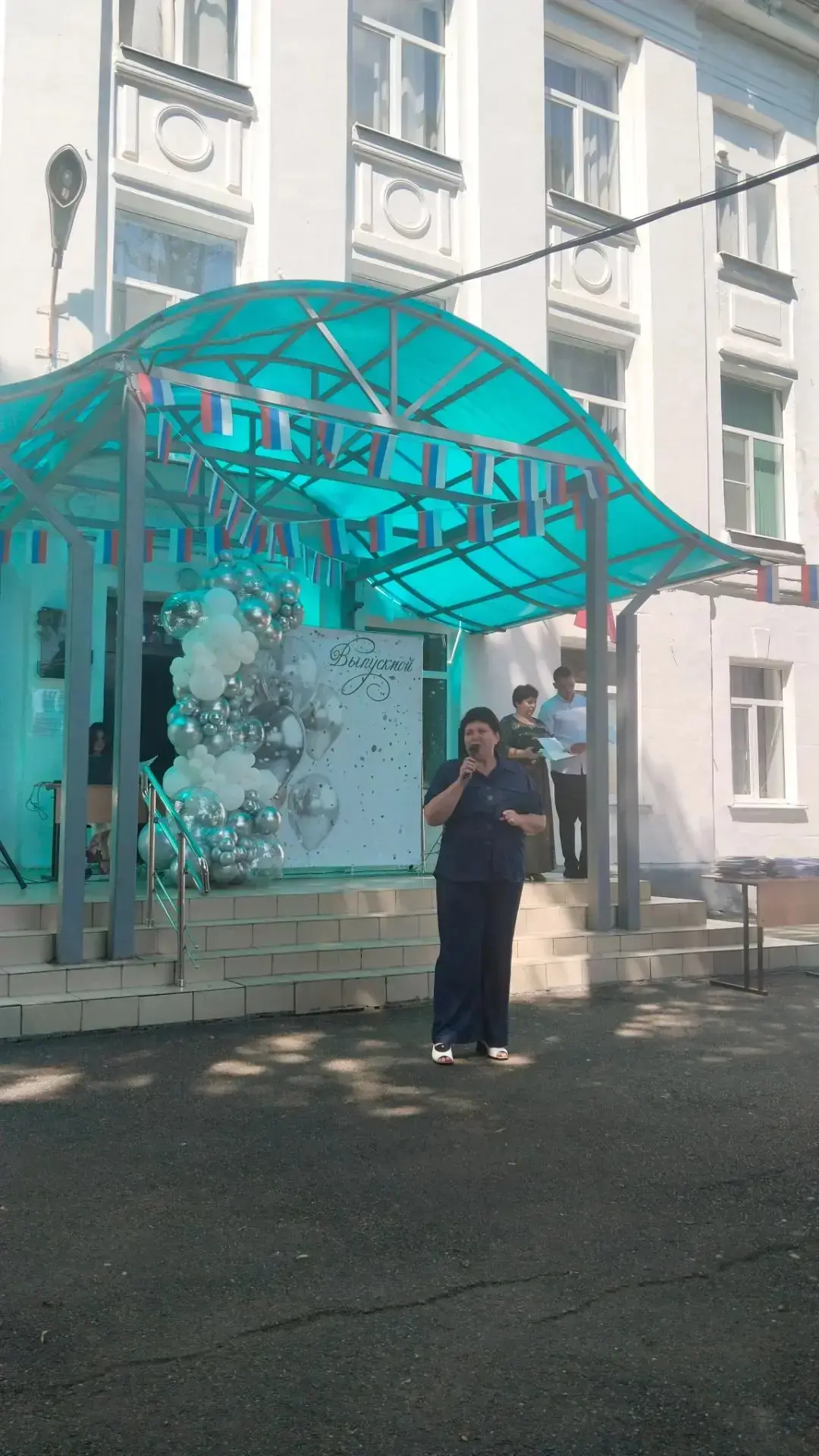 30 июня, у 9-х классов прошёл выпускной. Позади — 9 лет школьной жизни, впереди — развилка. Кто-то ш