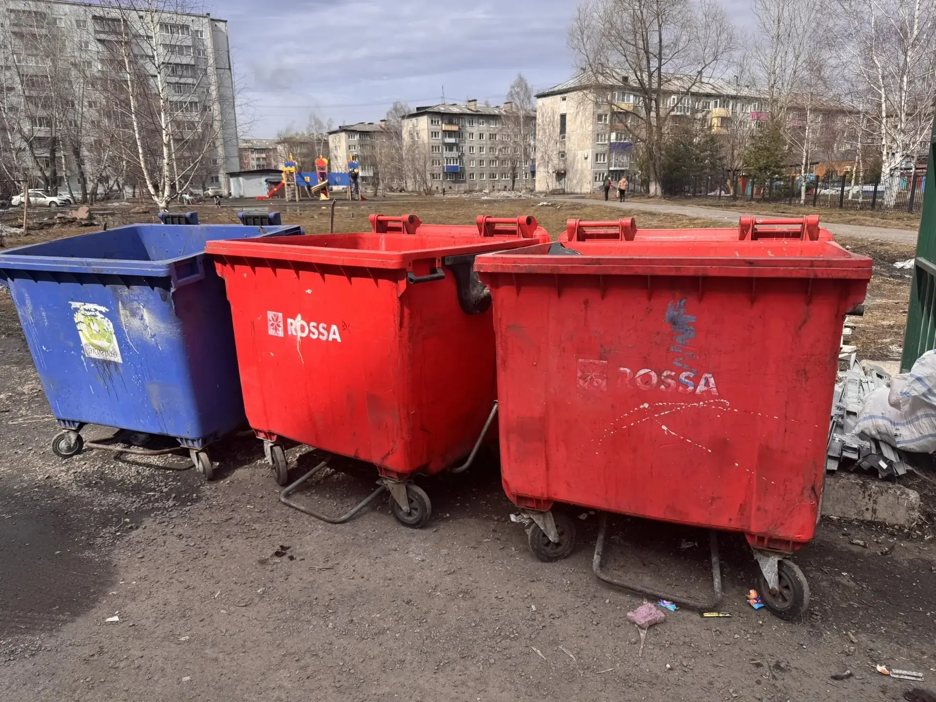 Такая ситуация практически во всем городе, на фото пр. Строителей, д.73. Работники регионального опе