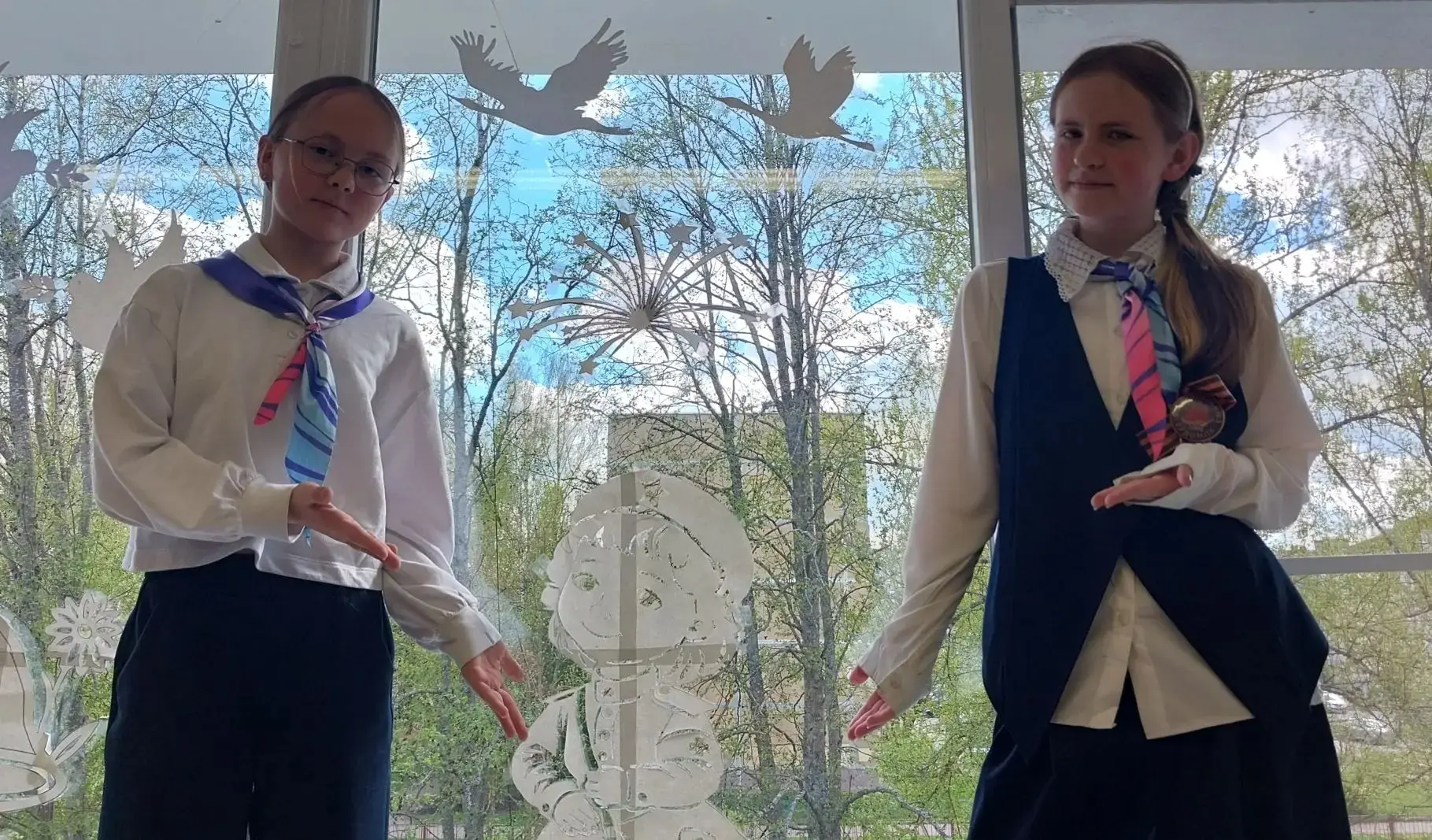 🎖Бессмертный полк в каждом окне.  Наша гимназия с гордостью присоединилась к Всероссийской акции «Ок