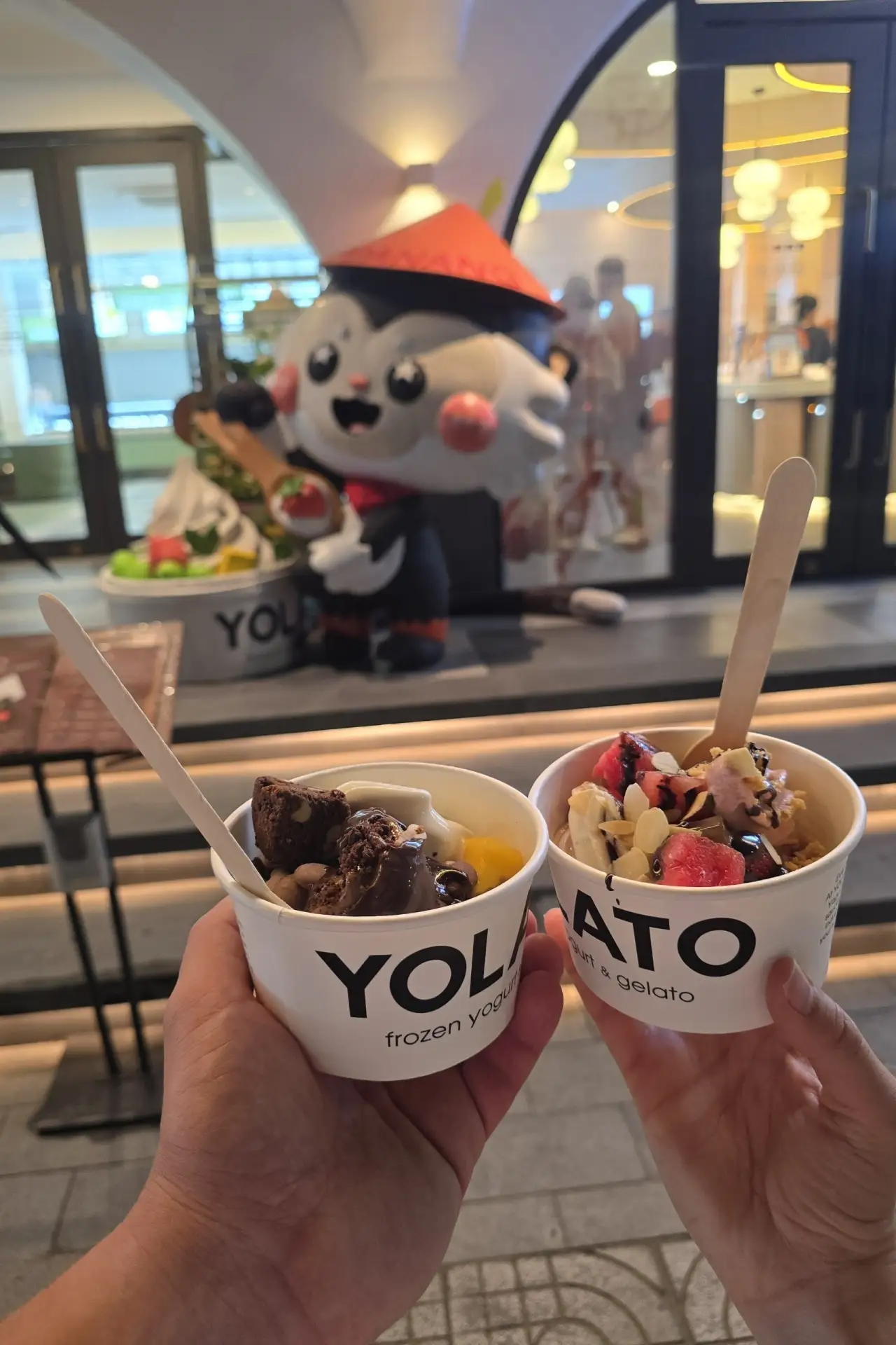 🍦 Yolato — это популярное кафе в Дананге с видом на море, предлагающее замороженный йогурт, мягкое 