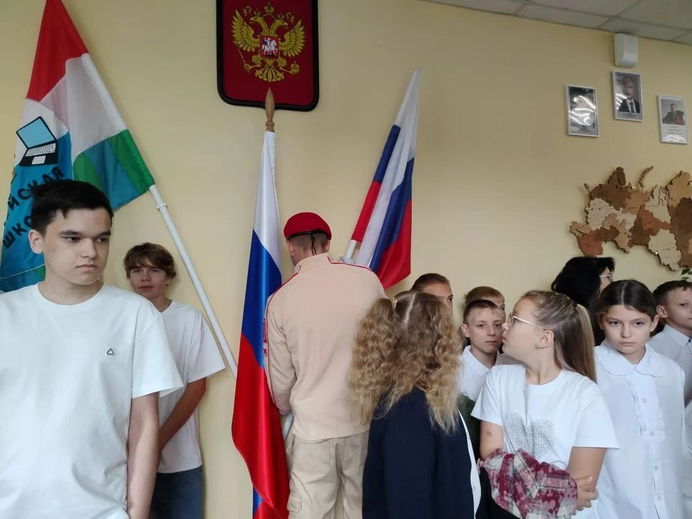 🇷🇺Сегодня, 7 сентября, в нашей школе прошла первая торжественная линейка с  выносом ф...