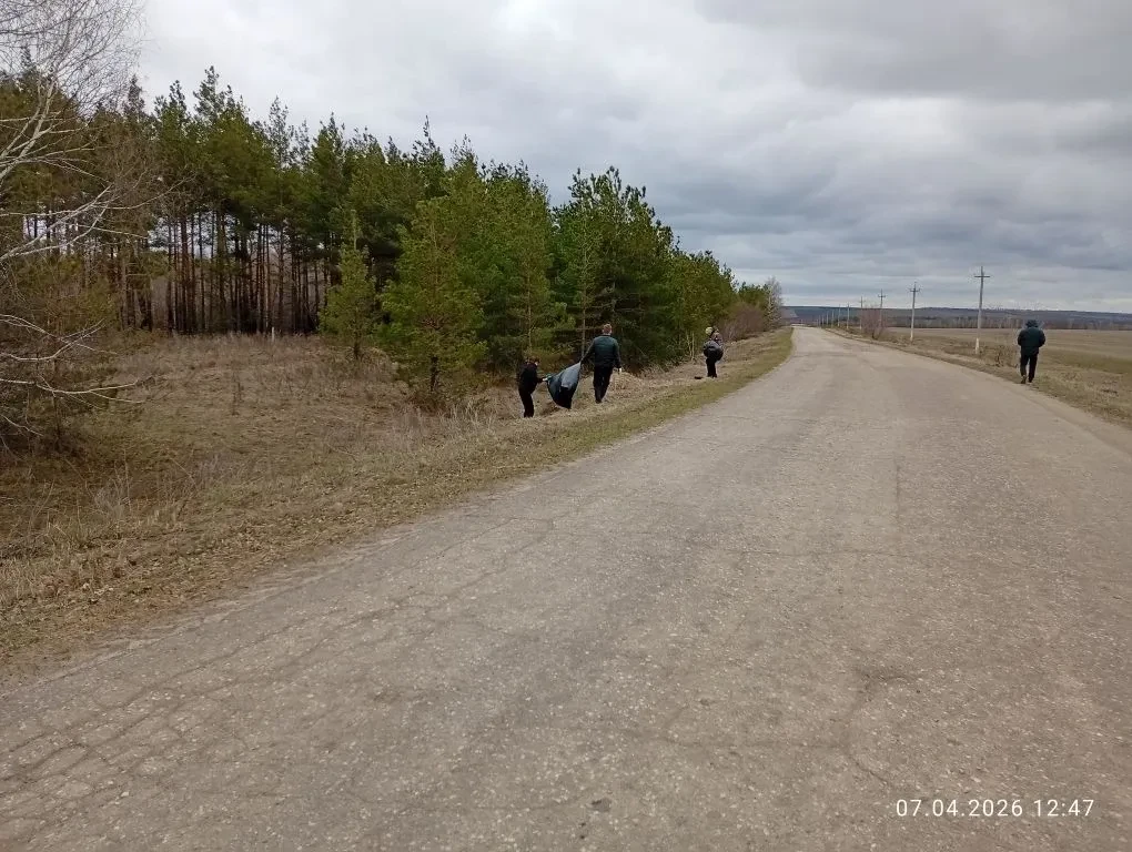 В рамках проходящего месячника по благоустройству учащиеся совместно с работниками Боль...