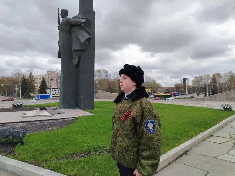 Кадеты школы — участники патриотической акции «Пост №1» 22 апреля кадеты 8 «Б» и 9 «Б» классов приня