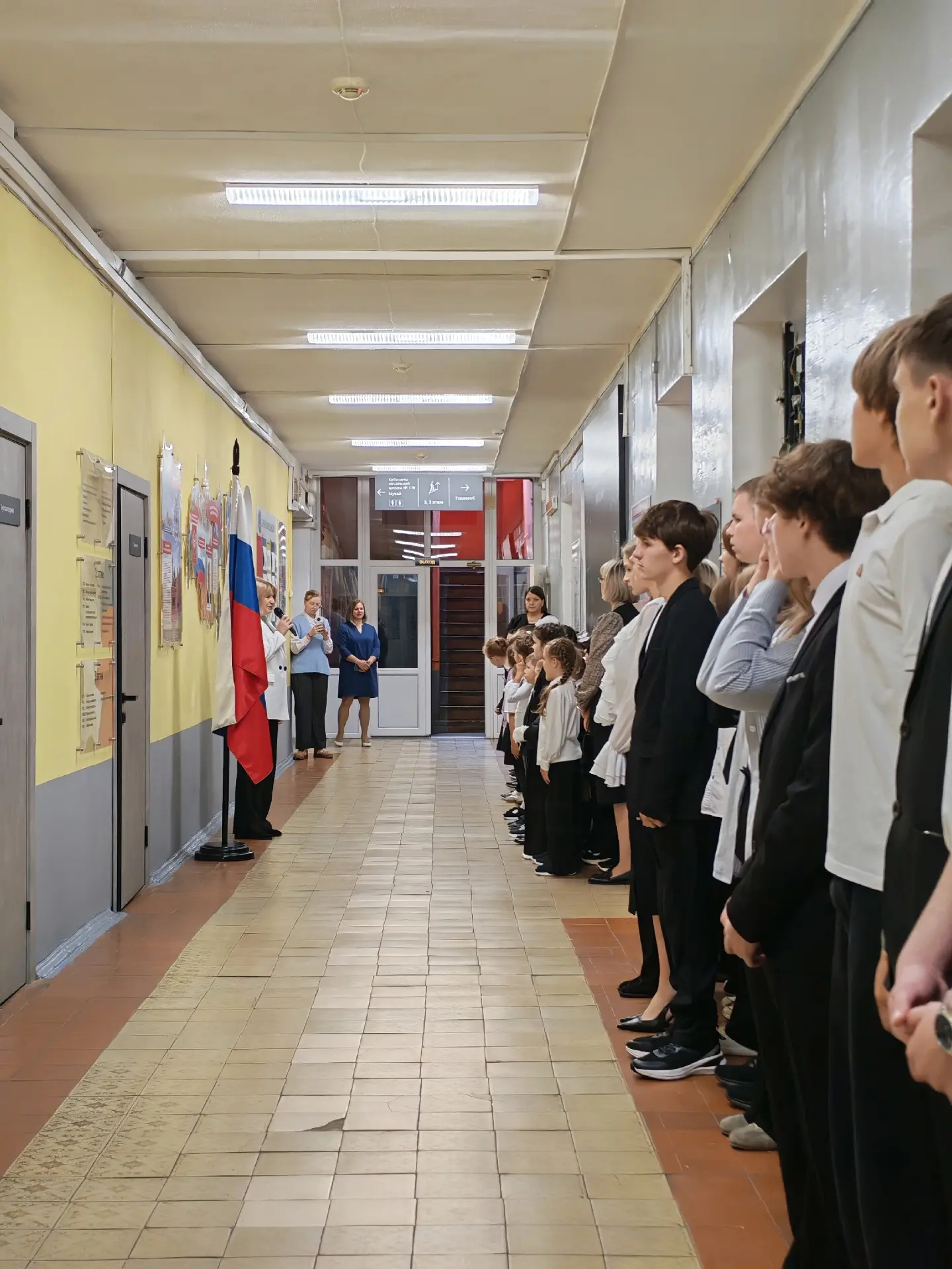 🇷🇺 Традиционно в нашей школе прошла торжественная линейка: поднятие флага и исполнени...