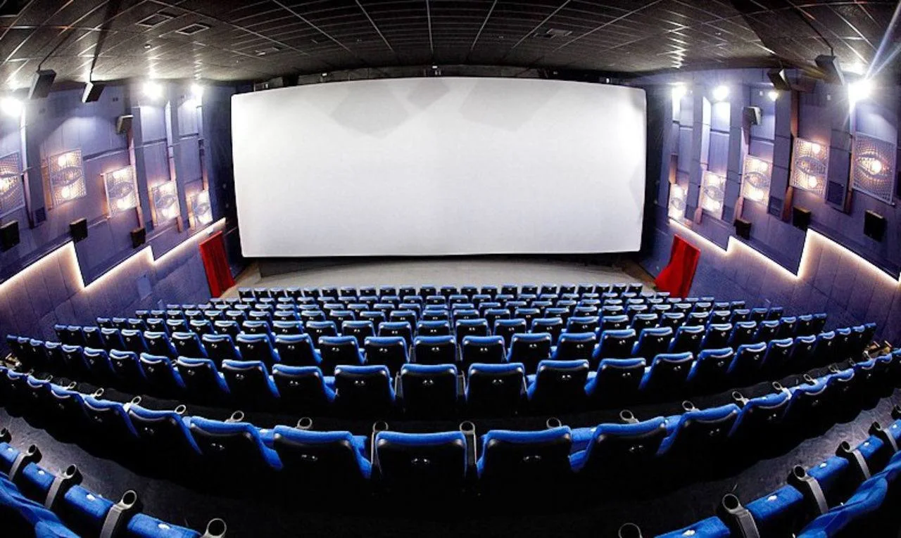 🎬 Новый кинотеатр скоро откроется в ТЦ «Фантастика» на месте «Синема парк». 

Какой сети он будет п