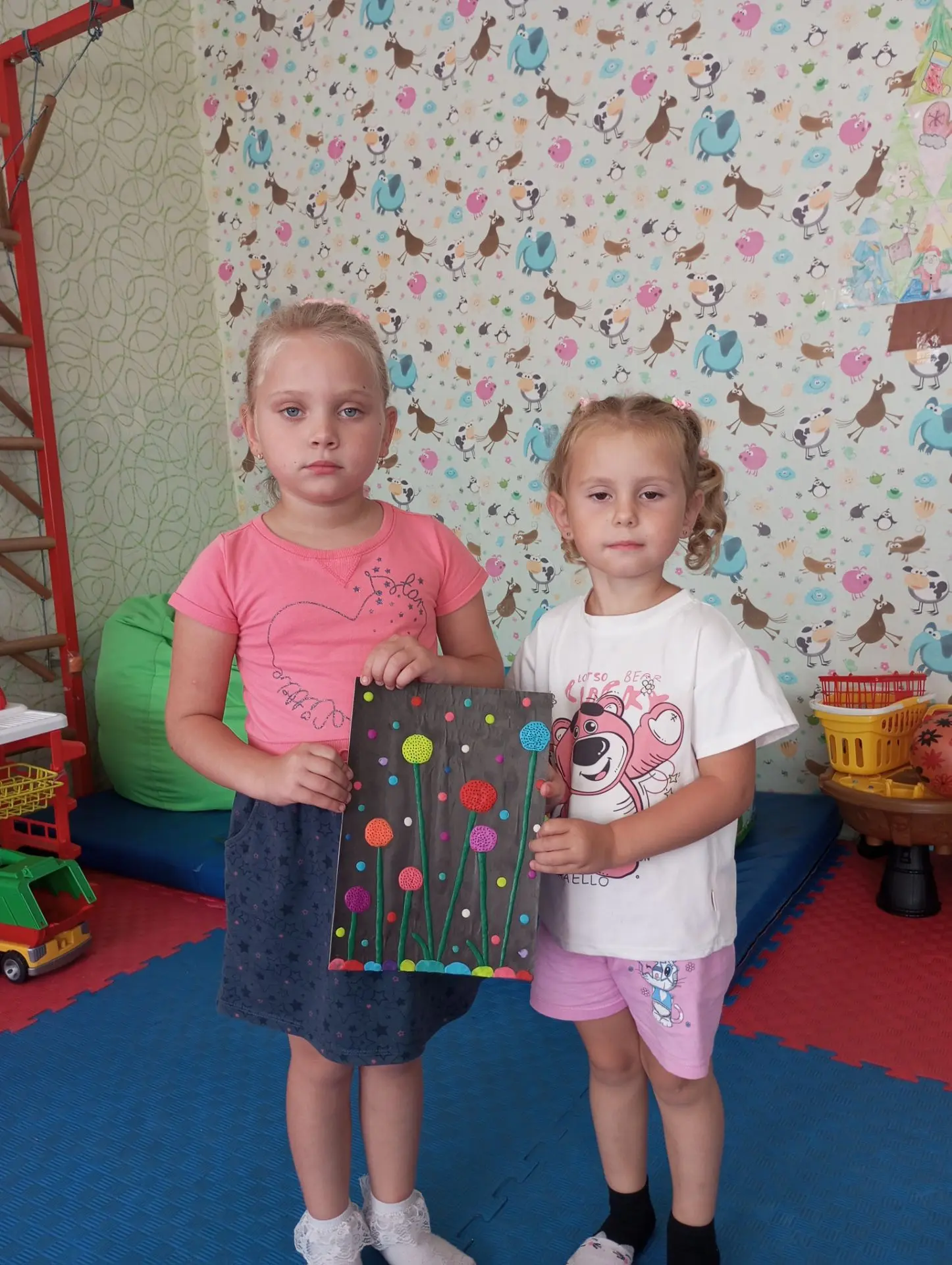Малыши из детского сада продолжают творить чудесные аппликации, вот и сегодня с девочка...