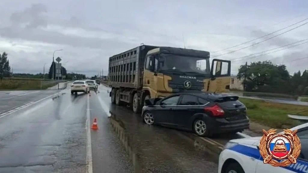 💥 Под Тверью Ford Focus залетел под грузовик Shacman