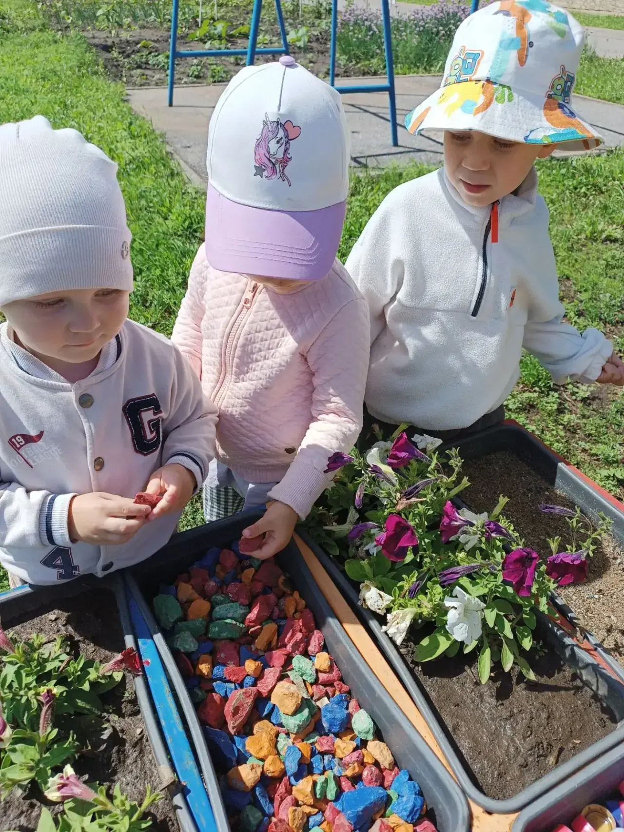 Сенсор өстәл ярдәмендә, кече яшьтәге төркем балалары белән индивидуаль эшчәнлек. Балалар ташларның т