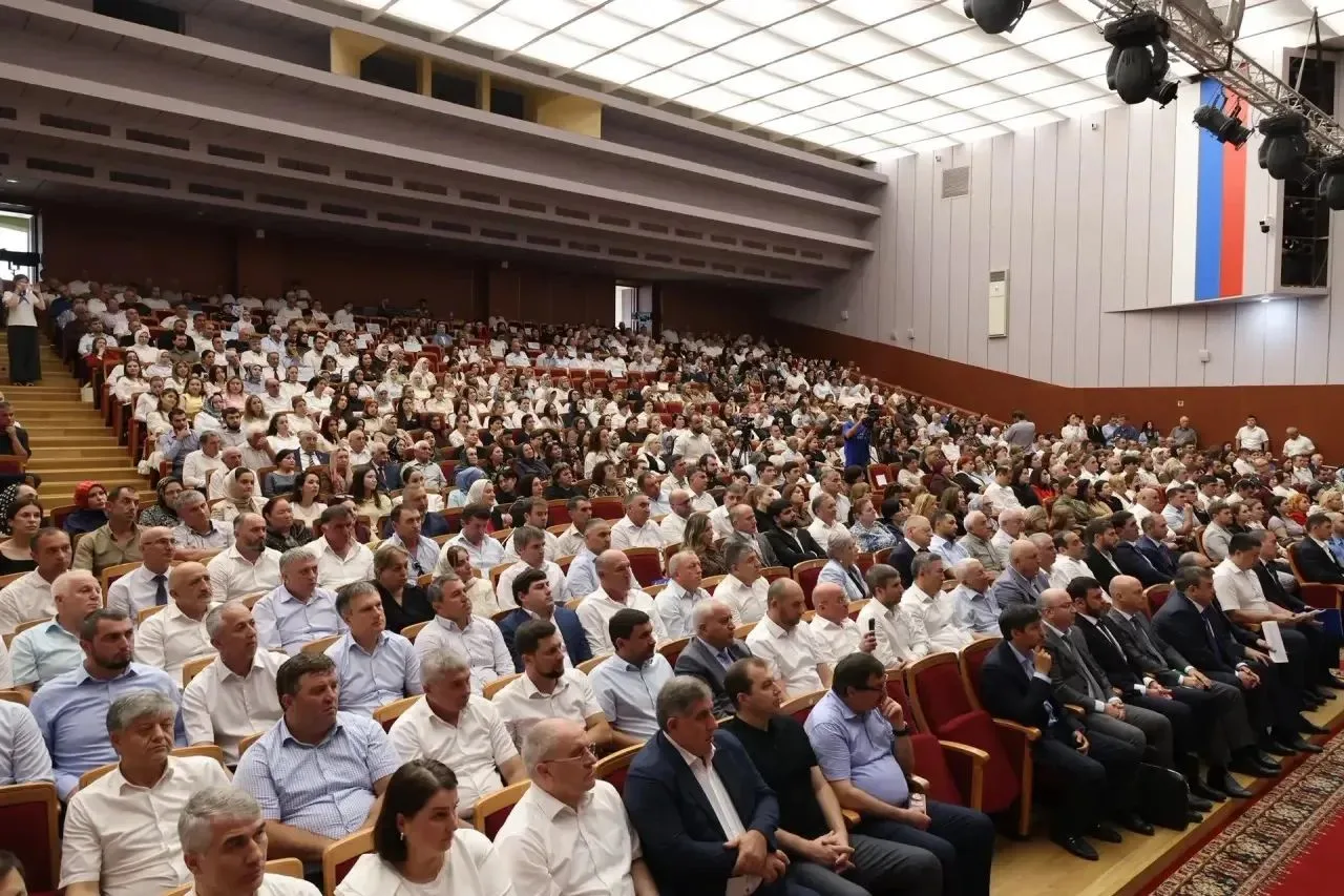 Делегация Сулейман-Стальского района во главе с начальником отдела образования райадмин...