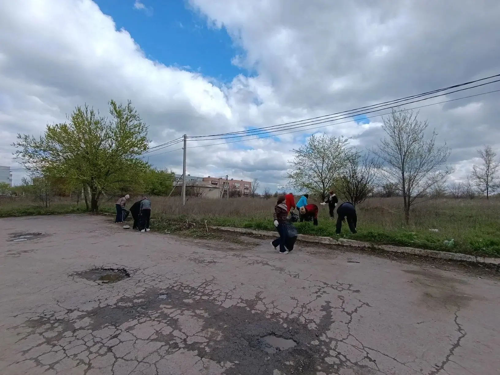 🧹 Сотрудники филиала Детской школы искусств имени Минченкова провели очередную уборку территории - н
