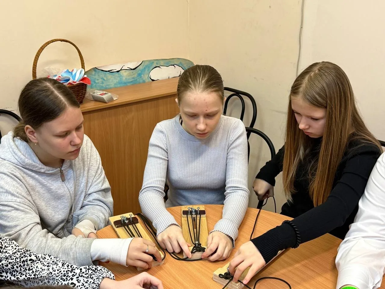 Своими руками — для наших защитников: мастер-класс по плетению тактических браслетов 🪢  В нашей школ
