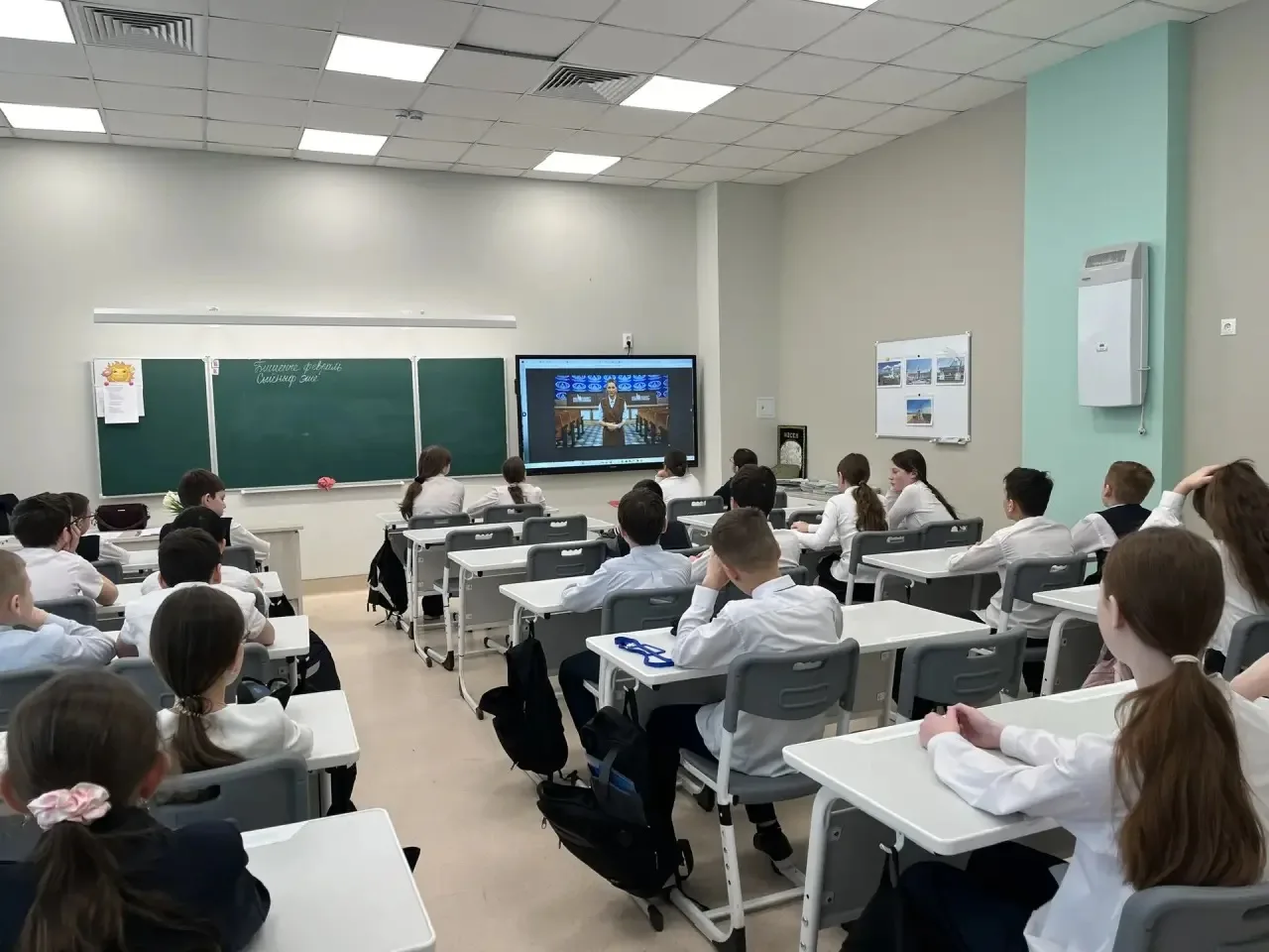 🇷🇺В понедельник, 9 февраля 2026 г. новая учебная неделя в нашей гимназии началась традиционно с испо