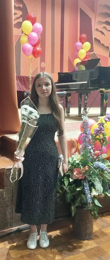 Поздравляем Алису Маркову, ученицу 8 «В» класса, с успешным окончанием Детской школы искусств им. Ко