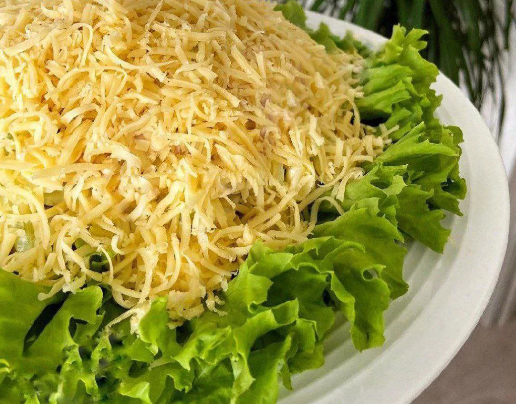 Салат «Лёгкий» 🧀

👉Ингредиенты:
▫️Ветчина - 200 г.
▫️Яйца - 3 шт.
▫️Огурец  - 1 шт.
▫️Чеснок - 1 з