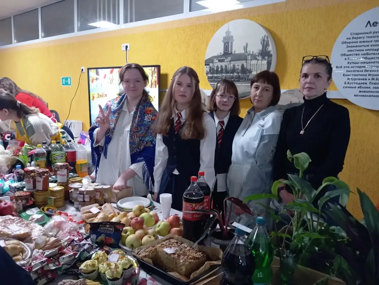 Обучающиеся и родители 9б класса приняли активное участие в школьной ярмарке. Заранее п...
