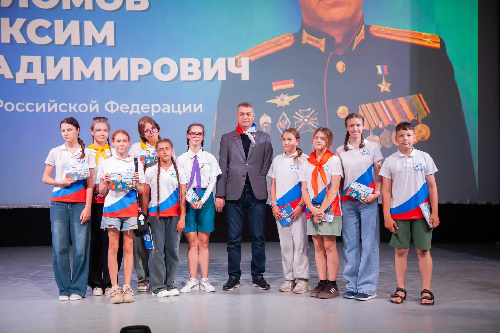 Герои не выбирают путь – они по нему идут 🎖️

Орлята познакомились с Героем Российской Федерации Ма