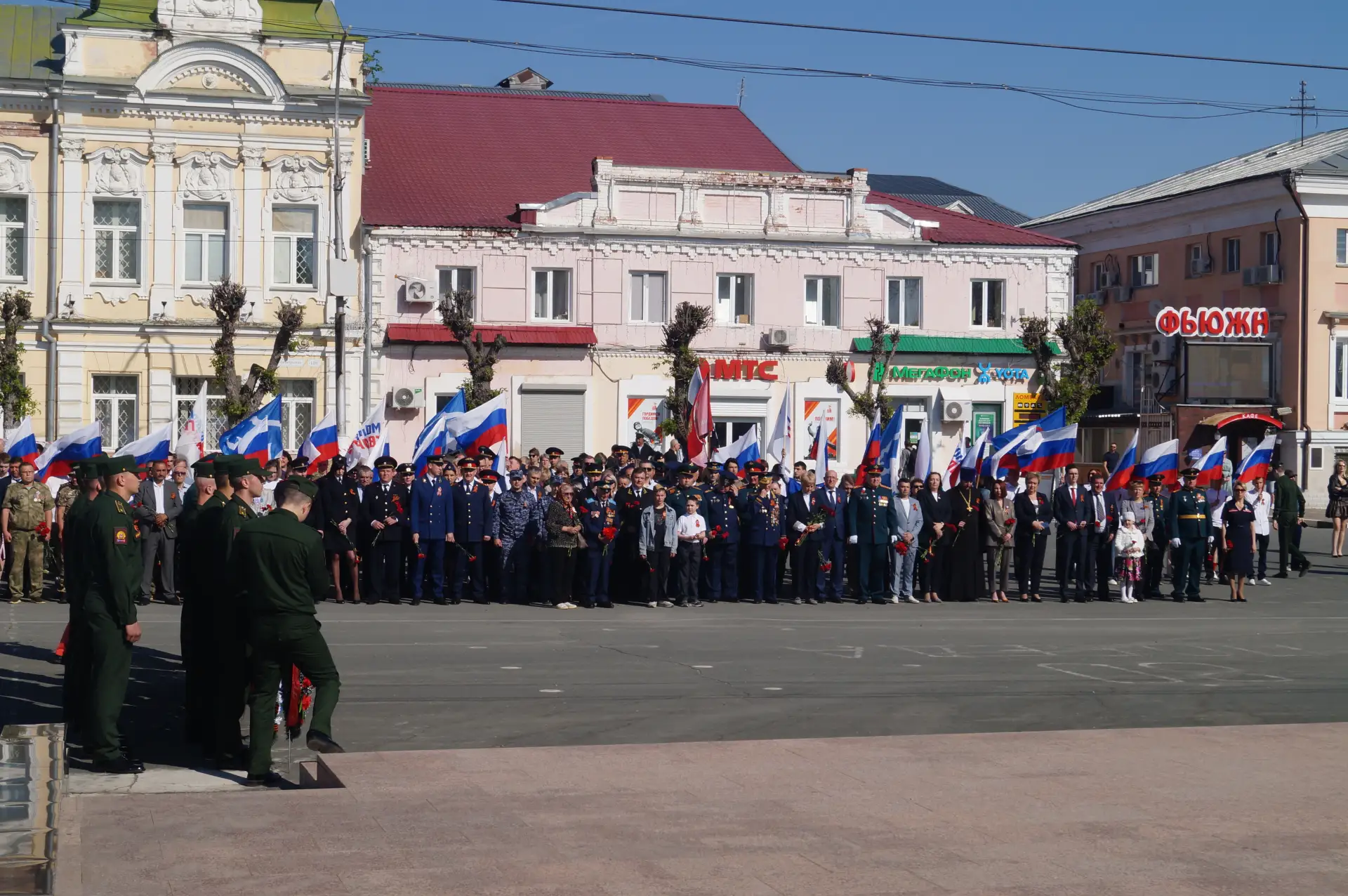 9 мая на Площади Х-летия Октября г. Вольска прошла торжественная церемония возложения ц...