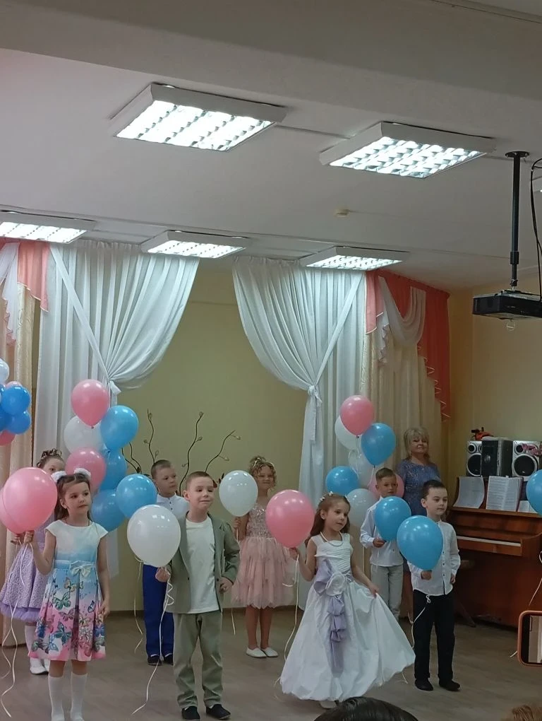 В наше детском саду прошли выпускные балы. Группы "Василек" и "Зайчик" простились в детским садом.  