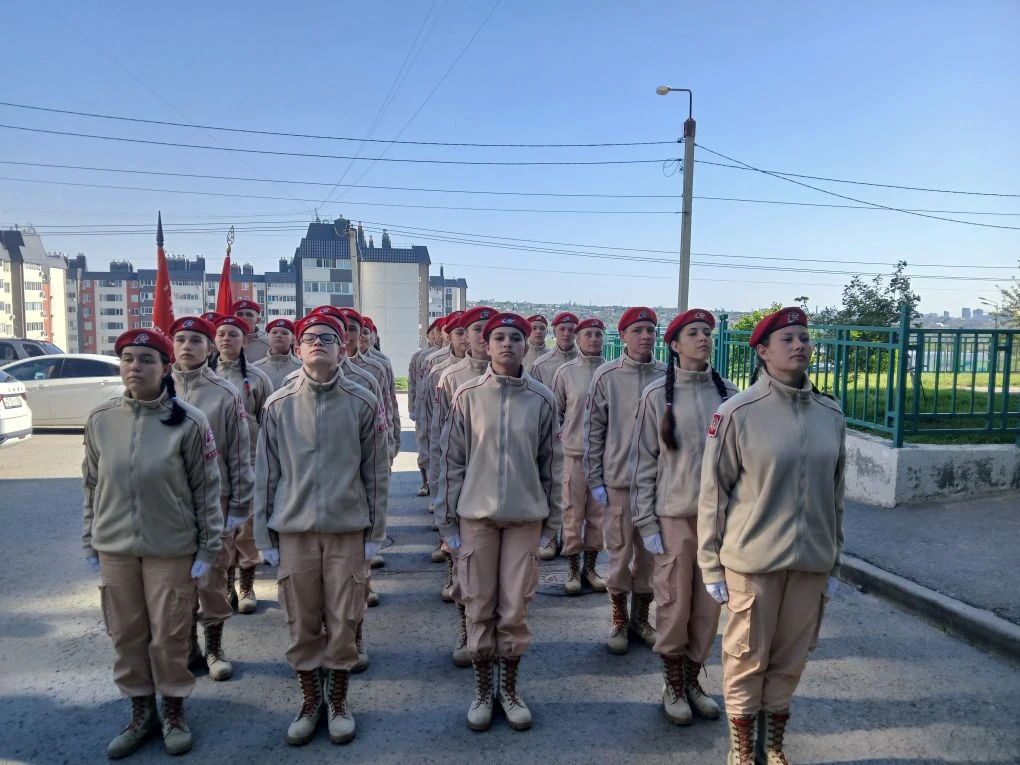 "Парад у дома ветерана" Юнармейцы отряда «Ворошиловский стрелок» Коноваленко Полина, Гордиенко Аксин