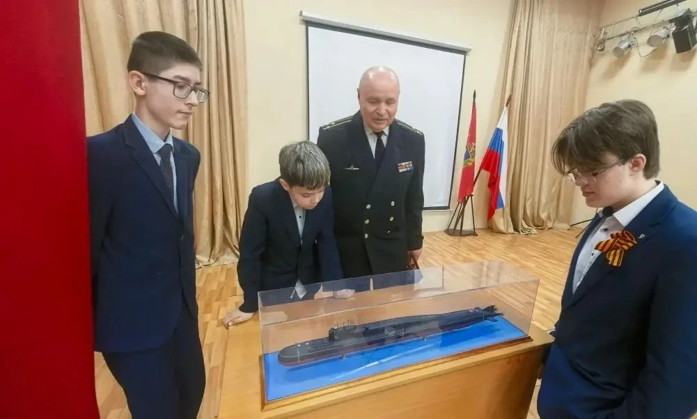 🇷🇺 В преддверии 9 мая в Лицее №27 состоялась «Классная встреча»  Нашим гостем стал капитан 1 ранга, 