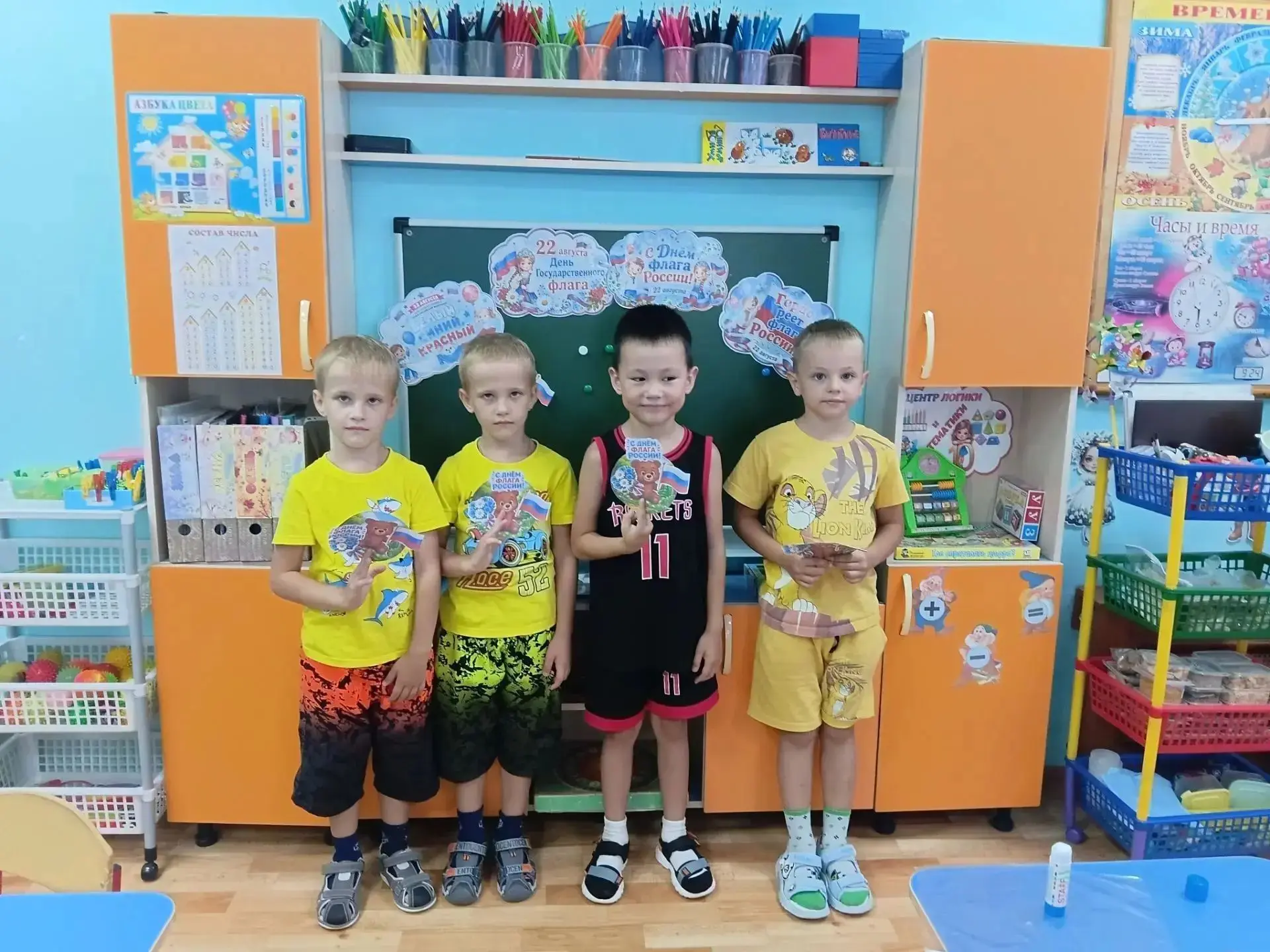 🇷🇺 В детских ручках — маленький флажок.