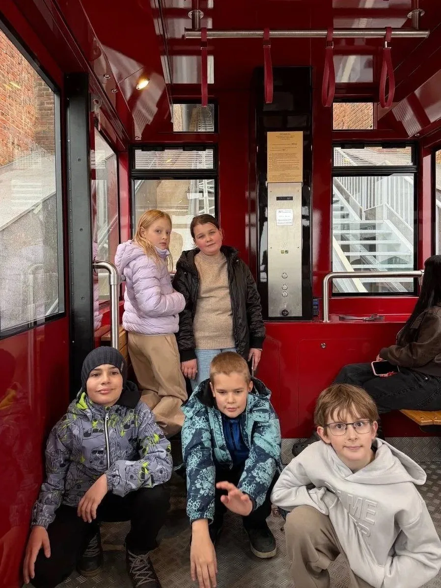Школьники знают толк не только в учебе, но и в путешествиях! 🚂  📍 Ученики 4 «Б» класса вместе с роди
