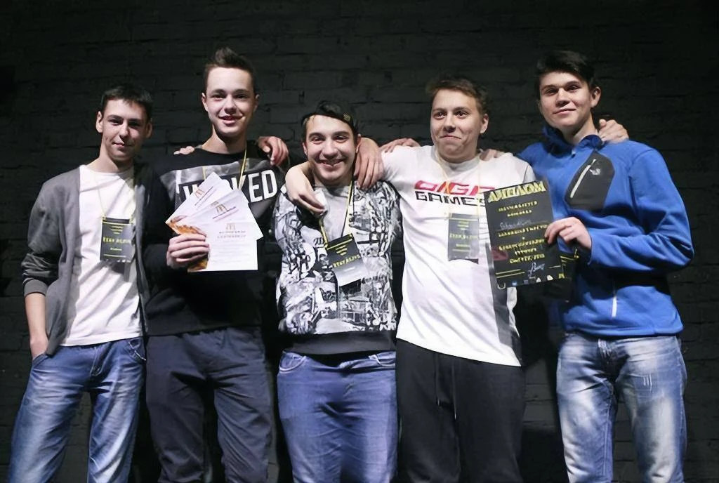 Давайте вспомним, каким был наш ОмГУПС 10 лет назад! 👀  Пока в сети тренд на ностальгию по 2016-му, 