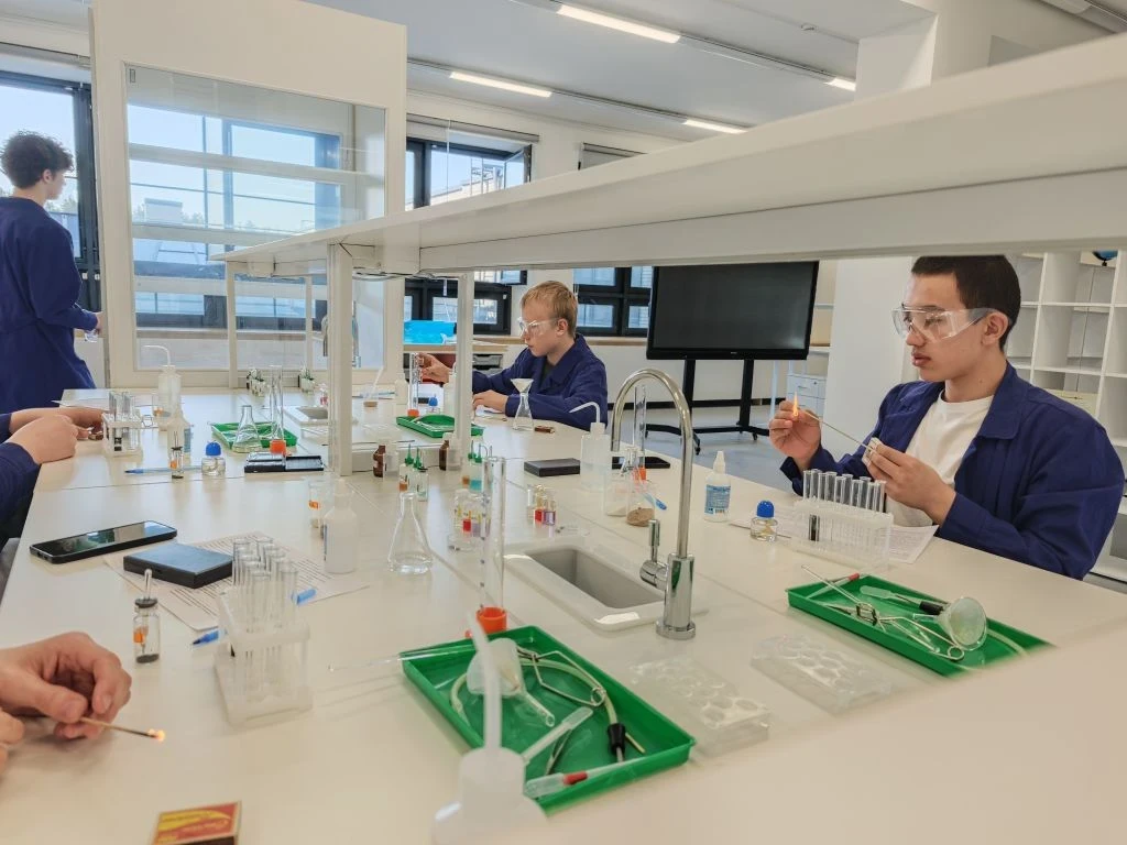 🧪 Химический практикум на каникулах  🧴🔬На каникулах ученики 8-х классов из школьного отделения Рублё