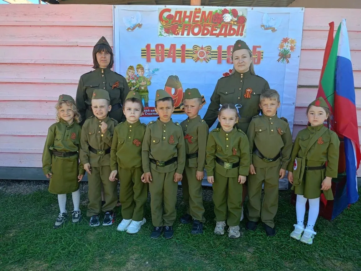 Сегодня в детском саду прошёл праздничный концерт под открытым небом, посвящённый Дню Победы. Малень