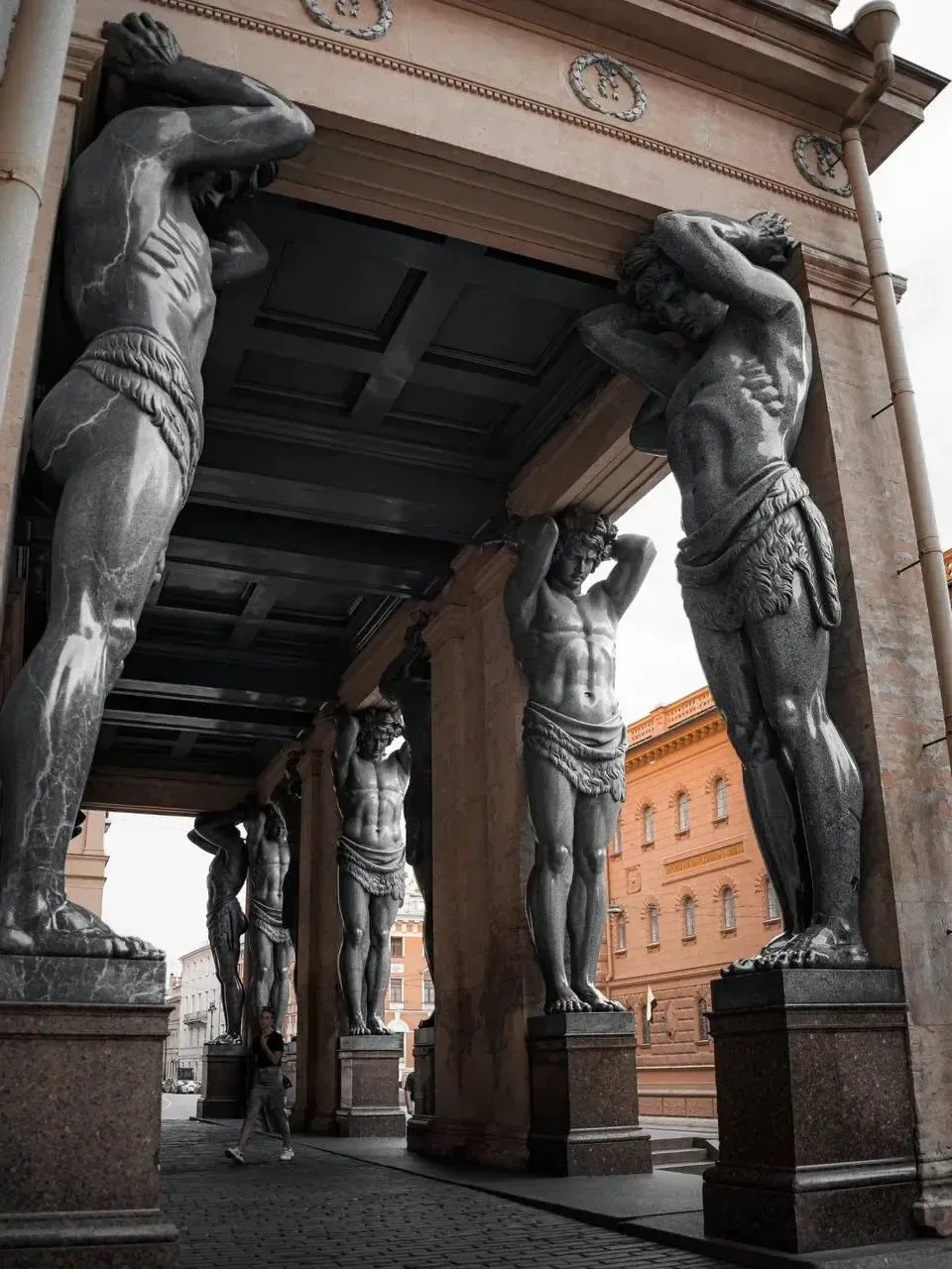 🗿 Атланты держат небо — и делают это уже почти два века.