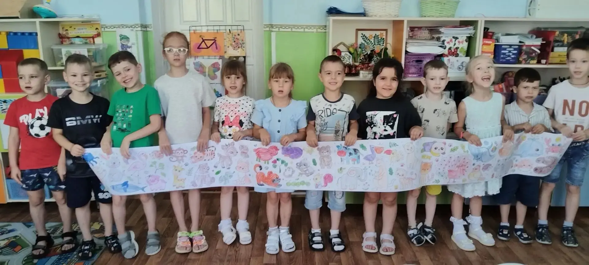 В старшей группе "Любознайки" произошло замечательное событие. Дети получили новую суперраскраску. Э