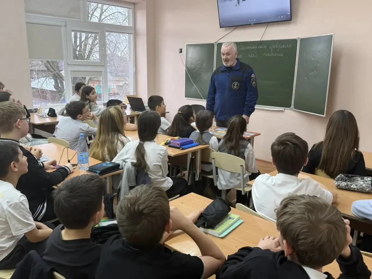 Сегодня Инспекторы МЧС рассказали школьникам о правилах безопасного поведения на льду .🔊 ❗Большинств