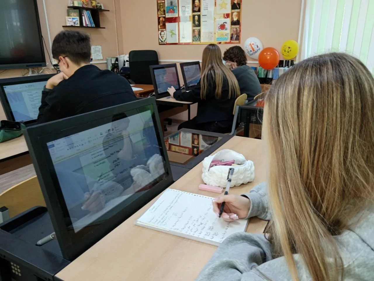 При подготовке к ЕГЭ по профильной математике ребята одиннадцатого класса используют но...